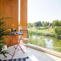 Il Lago - Azur - Cozy Luxurious Smart Home By The Lake，位于沃伦塔里布加勒斯特伯尼亚萨国际机场 - BBU附近的酒店