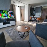 FITNESS, PARKING & Security, children's playground, Air conditioner, kitchen & washing machine, 4K OLED TV & HighSpeed WiFi, spacious balcony with gorgeous city view in CENTRAL location，位于里加Petersala-Andrejsala的酒店