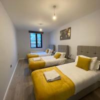 Zen Quality flats near Heathrow that are Cozy CIean Secure total of 8 flats group bookings available，位于豪士罗克兰弗德的酒店