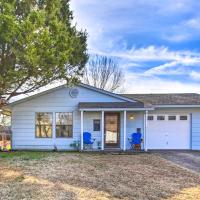 Dog-Friendly Bartlesville Retreat with Yard!，位于巴特尔斯维尔巴特尔斯维尔市机场 - BVO附近的酒店