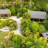 Paparoa Beach Hideaway with Hot Tub，位于巴里敦的酒店