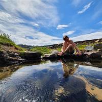 Hótel Laugarhóll with natural hot spring，位于侯尔马维克哲居尔机场 - GJR附近的酒店