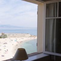BORD DE MER - AC, WIFI, chic, sea view, beach 2 minutes walk，位于昂蒂布的酒店