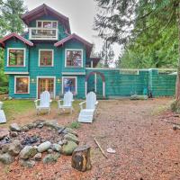 Lopez Island Hideaway with Coastal Views and Deck!，位于LopezLopez Island Airport - LPS附近的酒店