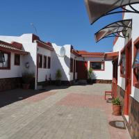 Timo's guesthouse accommodation，位于吕德里茨Luderitz Airport - LUD附近的酒店