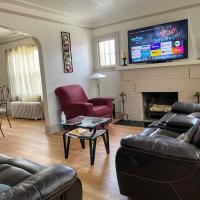 2 BR Apt near Great Lakes Naval Base and 6 Flags，位于沃基根Waukegan Regional Airport - UGN附近的酒店
