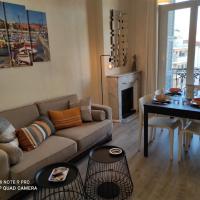 Pretty and quiet top floor 2 bedroom flat in the port area of Nice，位于尼斯黑格耶的酒店