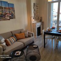 Pretty and quiet top floor 2 bedroom flat in the port area of Nice，位于尼斯议会宫的酒店