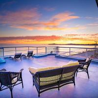 Luxury Beachfront Penthouse Walk to the Beach Restaurants Entertainment，位于半月湾的酒店