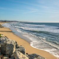 Beach Villa Home - Walk to Beaches Trails Restaurants Activities & more，位于半月湾的酒店