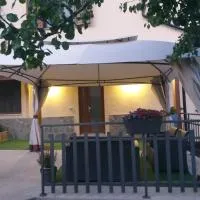 La casa nel verde，位于卡斯泰尔梅扎诺的酒店