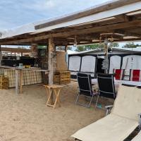 Ultimate Caravan Experience - 1st Line Gradina，位于索佐波尔Gradina Beach的酒店