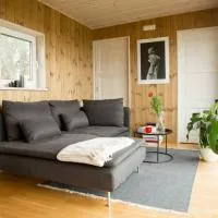 Cosy house by lake,位于Saku的酒店