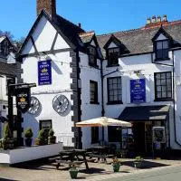 The Crown Hotel，位于科文的酒店