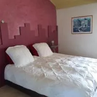 CHAMBRE DOUBLE AVEC PISCINE ET JACUZZI,位于Bernadets-Debat的酒店