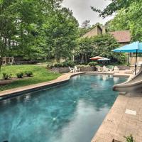 The White Elephant Inn Getaway with Pool and Hot Tub!，位于Earlysville夏洛茨维尔雅宝机场 - CHO附近的酒店