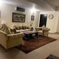 Royal Two Bed Room Luxury Apartment Gulberg，位于拉合尔M.M. Allam Road的酒店