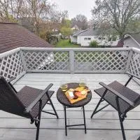 Historic w/deck, king bed & air by Lake Michigan，位于马尼斯蒂的酒店