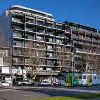 Modern Quiet 1 & 2 Bed Apt Opposite Albert Park，位于墨尔本圣基尔达群岛的酒店