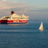 Viking Line ferry Viking XPRS - Night Cruise from Helsinki，位于赫尔辛基卡塔加诺卡的酒店