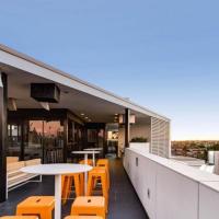 Subiaco Rooftop Terrace - EXECUTIVE ESCAPES，位于珀斯苏比亚科的酒店