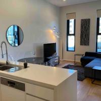 Luxe 2BR Executive Apartment Kingston Pool Parking WiFi BBQ Wine，位于金斯顿堪培拉机场 - CBR附近的酒店