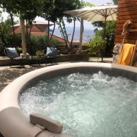 SECRET PARADISE-Holiday home with hot tub and BBQ，位于洛帕德的酒店