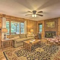 Near Hiking: Roaring Gap Retreat w/ Fire Pit!，位于Roaring Gap的酒店