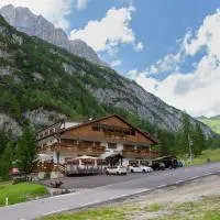 Hotel & Ristorante Baita Dovich，位于马尔加·希亚佩拉的酒店