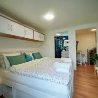 Apartment für 2 Erwachsene und 2 Kinder, ausgestattet mit einem Weinkeller und einem kleinen Hof - SELF-MADE FRÜHSTÜCK INBEGRIFFEN，位于雷茨的酒店