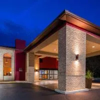 贝斯特韦斯特普勒斯北坎通旅馆&套房酒店，位于北坎顿的酒店
