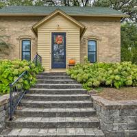 Bright Clear Lake Getaway, 4 Blocks to Downtown!，位于克利尔莱克Mason City Municipal - MCW附近的酒店