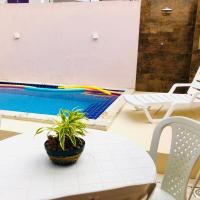 Dúplex em Porto Seguro com piscina a 8 minutos das praias，位于塞古罗港塞古卢港机场 - BPS附近的酒店