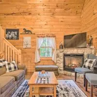 Rustic Rothbury Cabin w/ Resort Amenity Access!，位于Rothbury的酒店