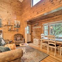 Pet-Friendly Adirondack Cabin with On-Site Lake，位于萨拉纳克莱克阿迪朗达克地区机场 - SLK附近的酒店