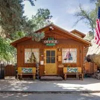 Whispering Pines Lodge，位于克恩维尔的酒店