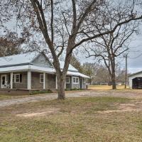 Traditional Southern House with Front Porch!，位于安德森安德森区域机场 - AND附近的酒店