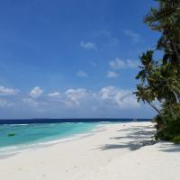 SUNSET BEACH AT CORNERSTAY Fodhdhoo，位于FodhdhooIfuru Airport - IFU附近的酒店