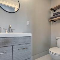 Family-Friendly Redmond Getaway Walk to Dtwn，位于雷德蒙德Roberts Field Airport - RDM附近的酒店