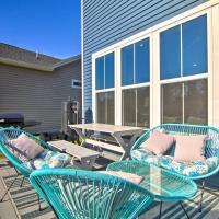 Modern Lewes Home with Deck, Grill and Pond View!，位于刘易斯Sussex County Airport - GED附近的酒店