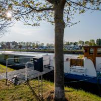 Houseboat Jana - with sauna and terrace，位于布鲁日Christus-Koning的酒店