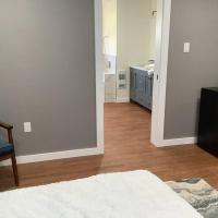 Lovely 1-Bedroom Apartment in Fredericton South.，位于弗雷德里克顿的酒店