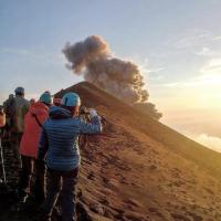 Stromboli Trekking Accommodation - Room and Excursion for 2 included，位于斯特龙博利的酒店