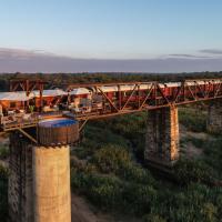 Kruger Shalati - Train on The Bridge & Garden Suites，位于斯库库扎斯库库扎机场 - SZK附近的酒店