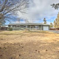 Relaxing Redmond Retreat Golf, Hike and Ski!，位于雷德蒙德Roberts Field Airport - RDM附近的酒店