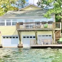 Lake Front Home Near Peek'n Peak,位于Findley Lake的酒店