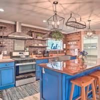 Charming Retreat on 20 Acres with Private Lake!，位于沃尔特伯勒Lowcountry Regional Airport - RBW附近的酒店