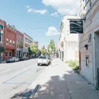 Sanctuary Co Loft 202 on Main in Downtown Johnson City，位于约翰逊城的酒店