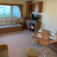 Cosy Private Caravan Romney Sands Holiday Park，位于新罗姆尼里德机场 - LYX附近的酒店