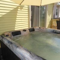 Outdoor Hottub, Private Entrance，位于兰辛Lansing Capital City Airport - LAN附近的酒店